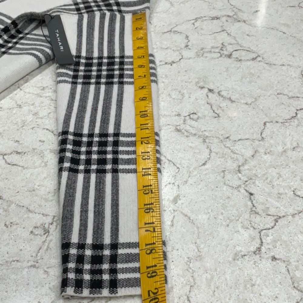 TAHARI Turtleneck sweater with black and white check print.Size XS - Picture 7 of 7